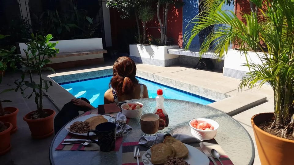 Swimming pool, Breakfast