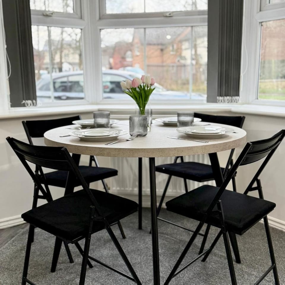 Newly Furnished Modern 2 Bedroom Flat With Free Parking in Humberstone Leicester Apartment in Leicester