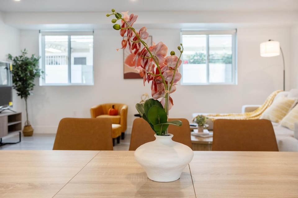 Cozy Urban Retreat near Downtown LA & USC - Private room with shared Living room and kitchen Bed and Breakfast in Los Angeles