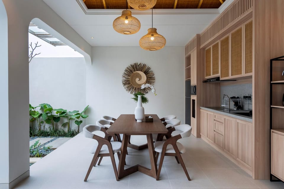 Kitchen or kitchenette, Dining area