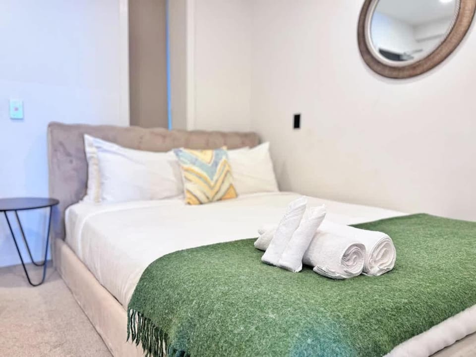 Modern Peaceful Studio Nearby Skytower & Queen St - Pool Gym & Sauna Apartment in Auckland