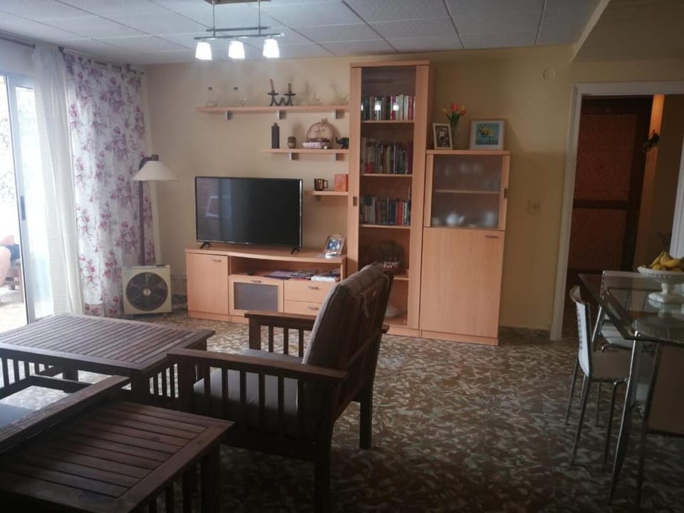 Communal lounge/ TV room, TV and multimedia, Living room, Dining area