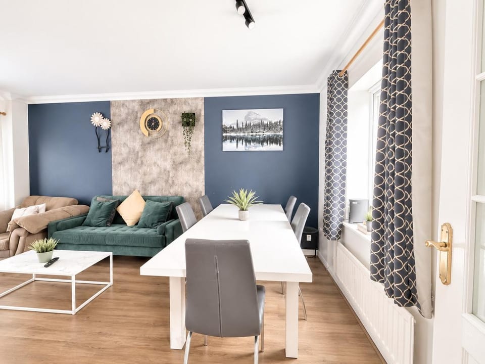 Spacious 4-Bedroom Home Canterbury with Free Parking House in Canterbury