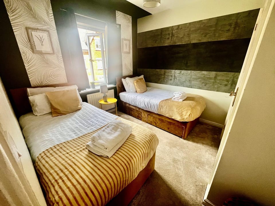 Spacious 4-Bedroom Home Canterbury with Free Parking House in Canterbury