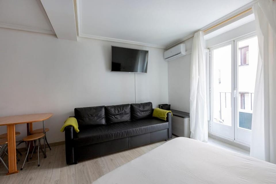 Bed, TV and multimedia, Living room, Seating area, Bedroom, air conditioner