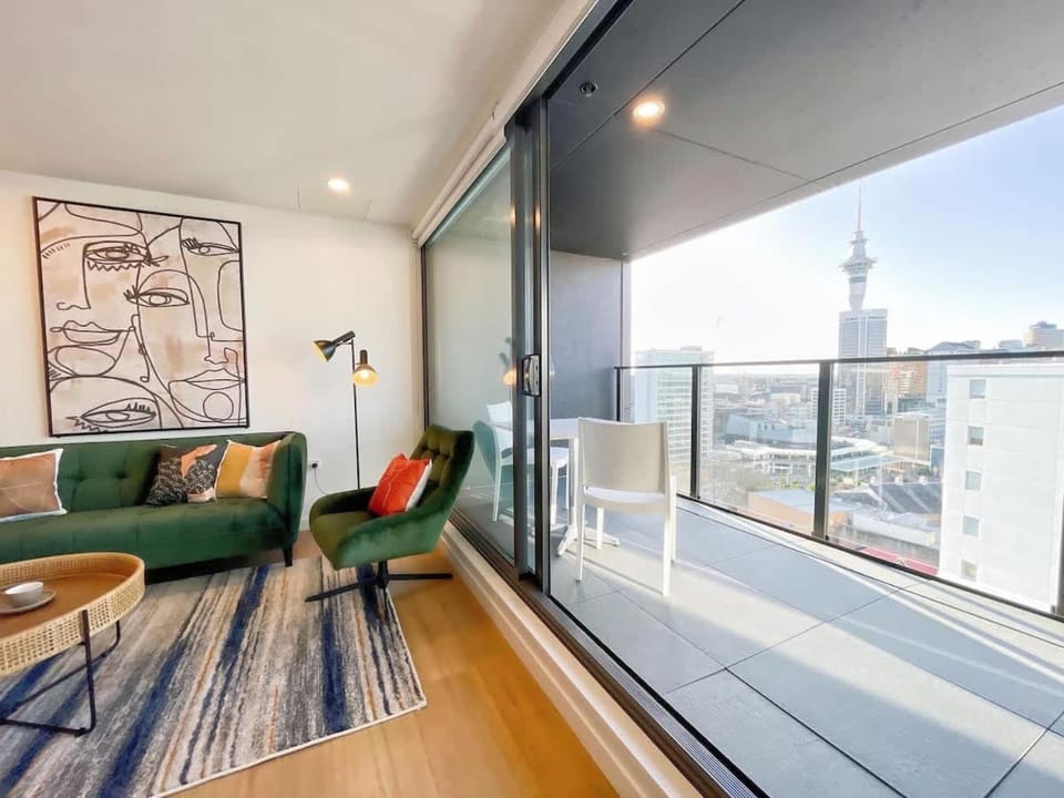 Designed Penthouse 2Bed & 2Bath with SkyTower View on Queen St Apartment in Auckland