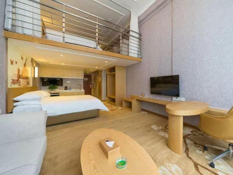 Communal lounge/ TV room, Bed, TV and multimedia, Living room, Photo of the whole room, Seating area, Evening entertainment, Bedroom