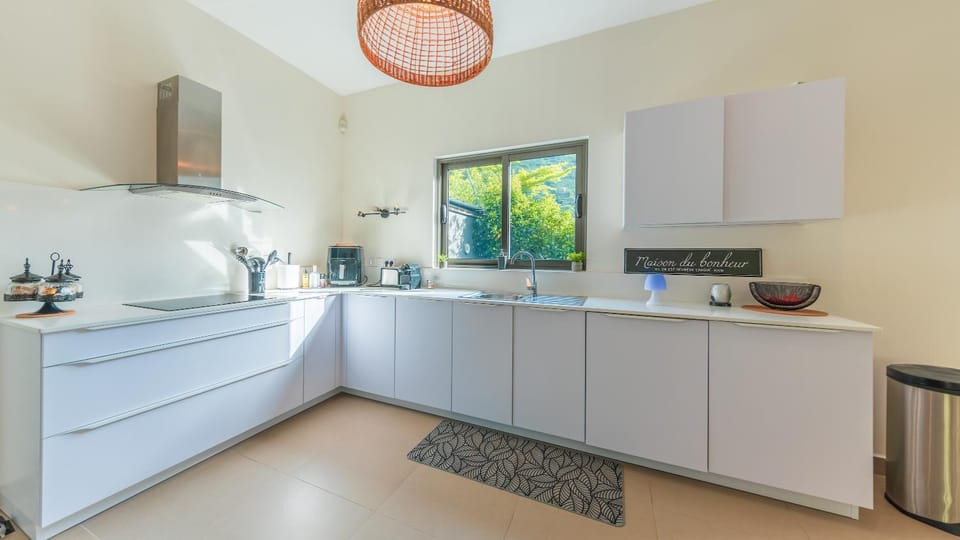 Coffee/tea facilities, Kitchen or kitchenette, dishwasher, microwave, oven, stove
