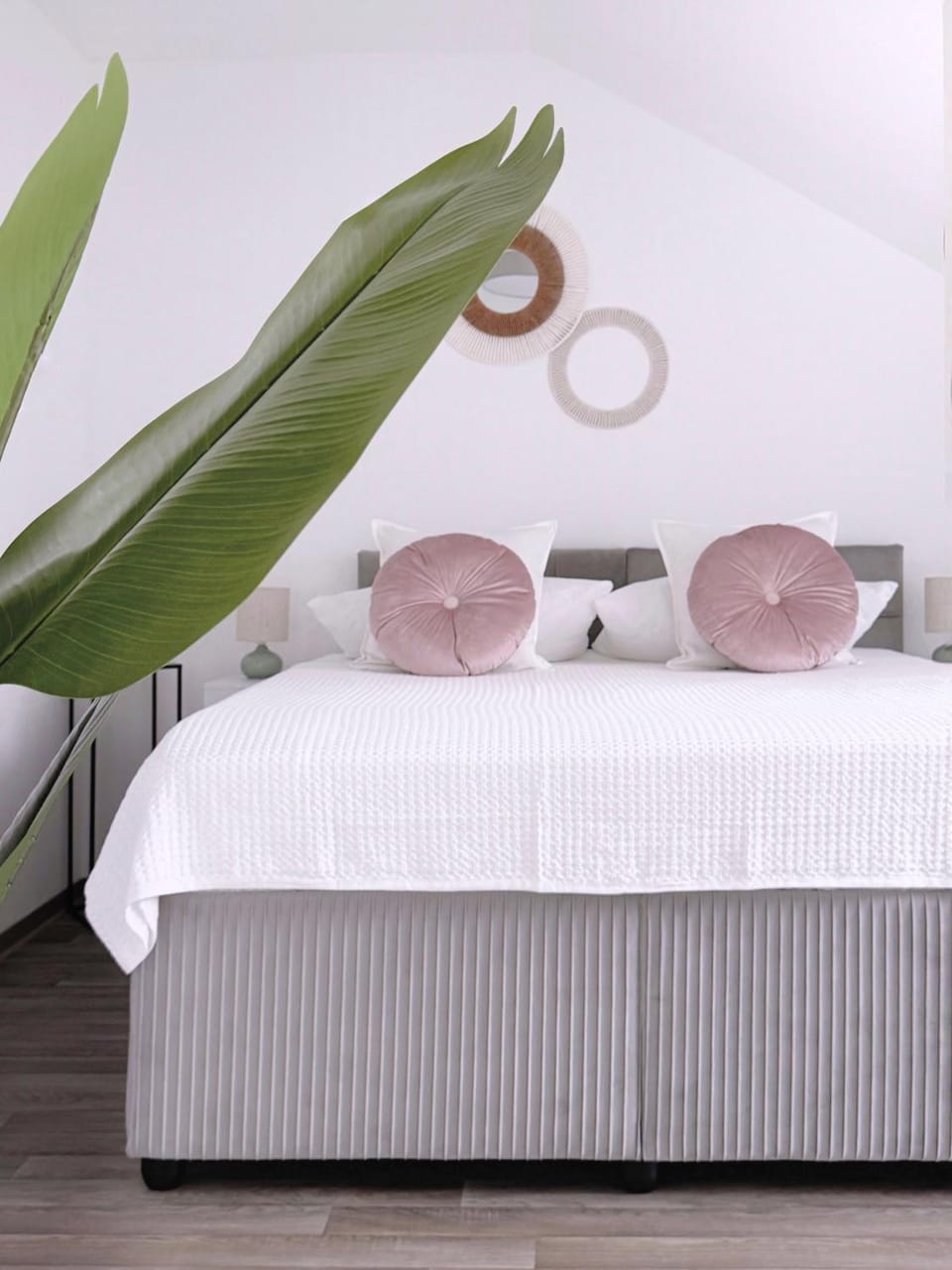 Bed, Photo of the whole room, Decorative detail, Bedroom