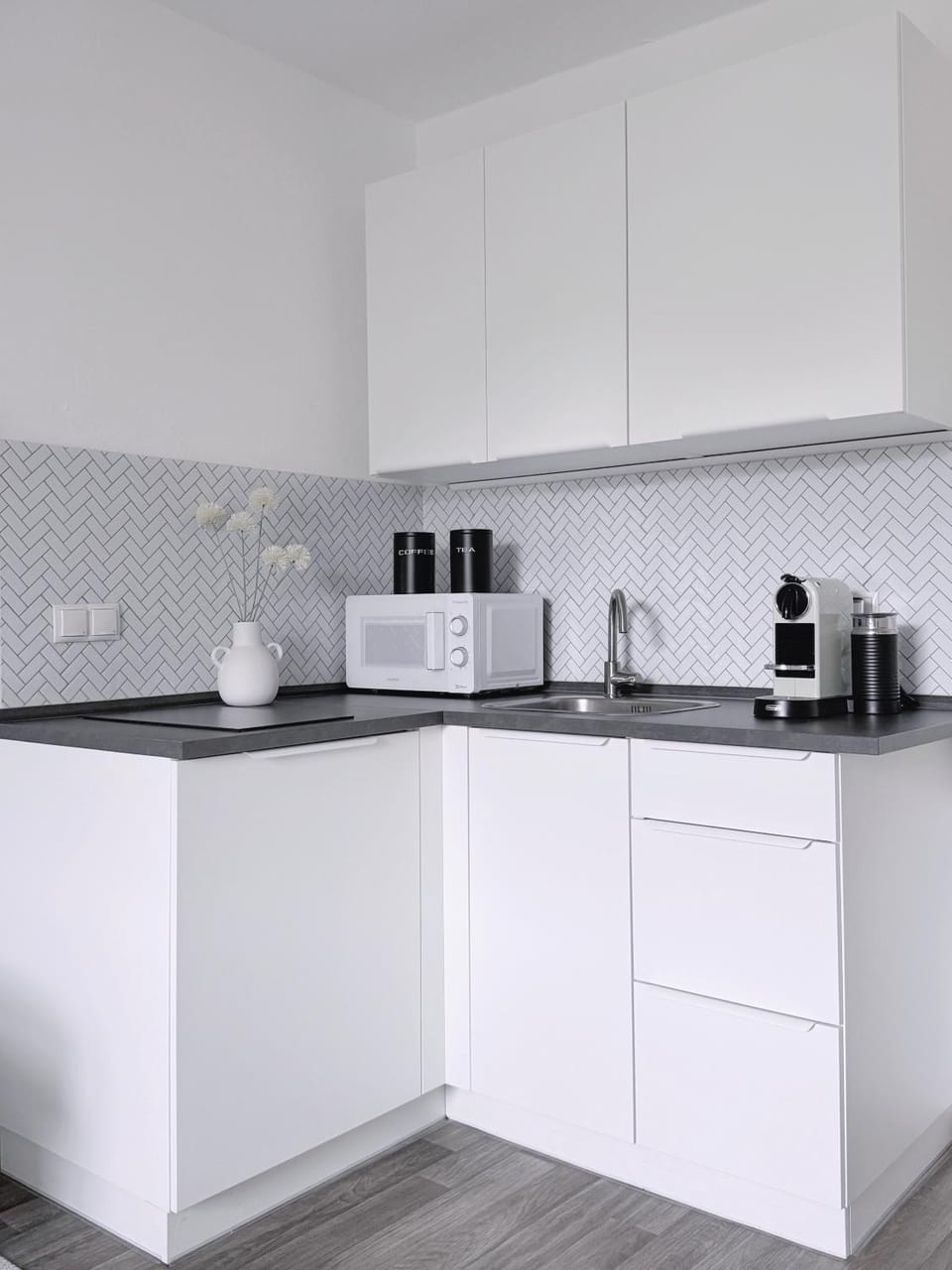 Coffee/tea facilities, Kitchen or kitchenette, microwave, stove, stove, toaster, kitchen, kitchen