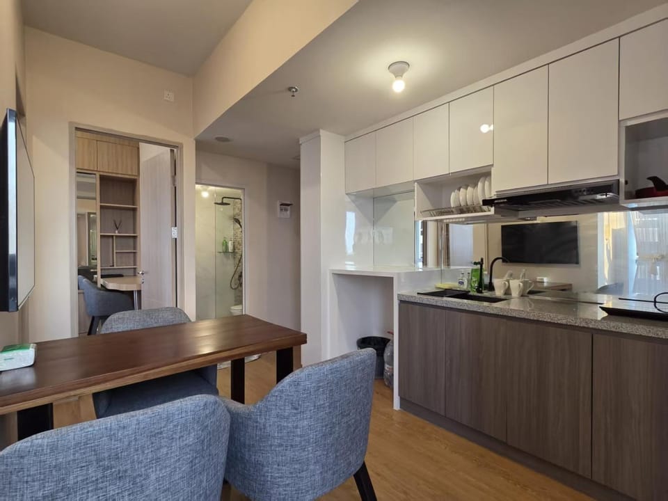 Kitchen or kitchenette, Dining area, oven