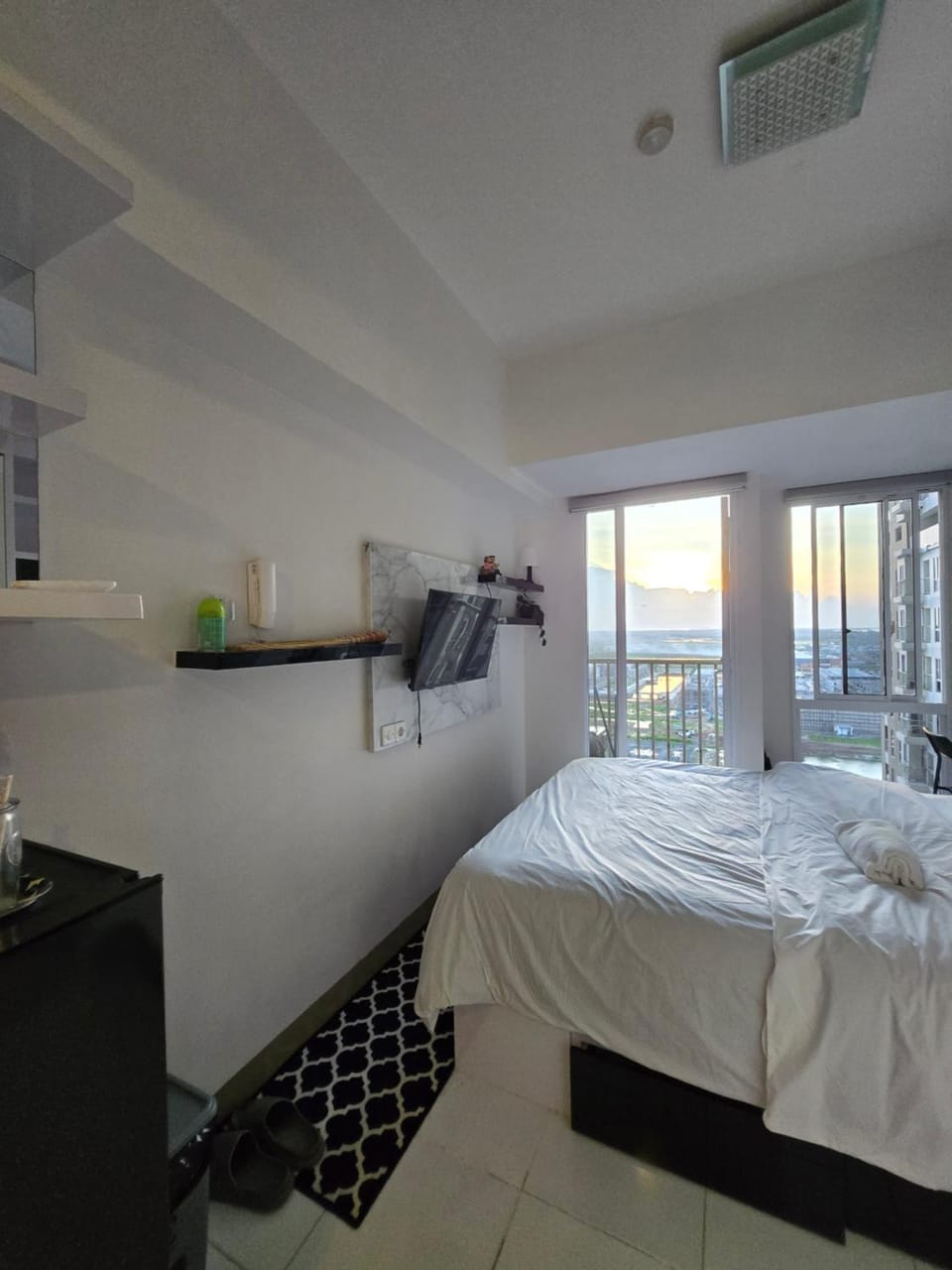 Bed, Photo of the whole room, Bedroom, towels, air conditioner