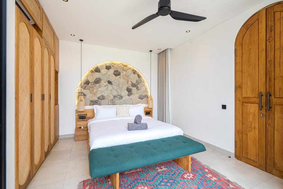 Bed, Bedroom, towels