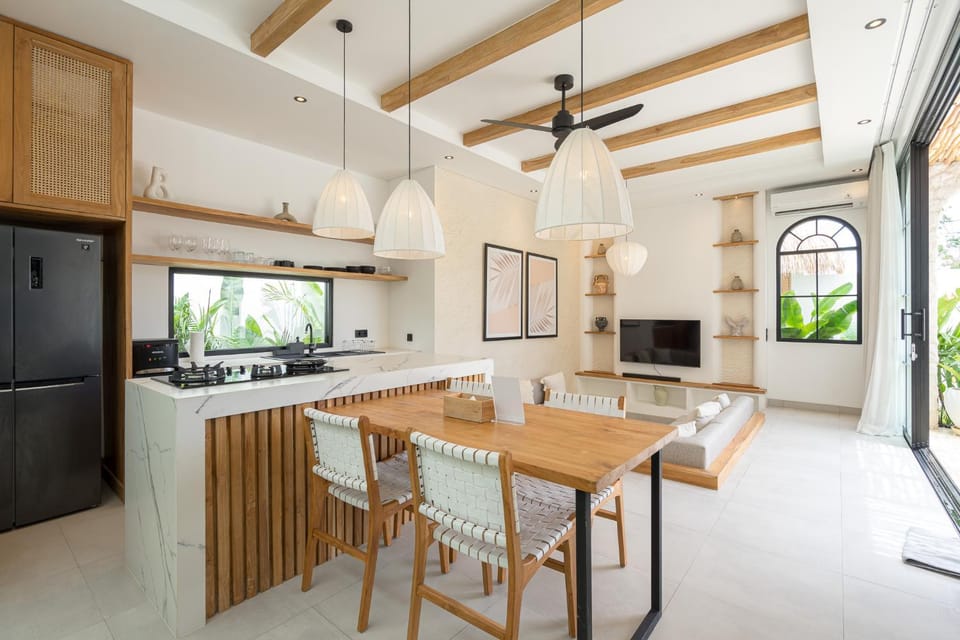 TV and multimedia, Kitchen or kitchenette, Living room, Seating area, Dining area, stove