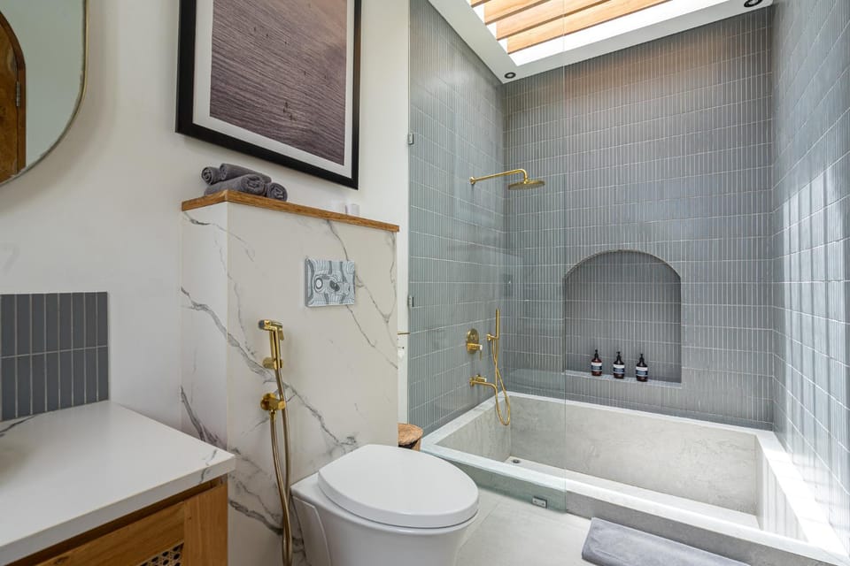 Shower, Toilet, Bathroom, Bath, towels