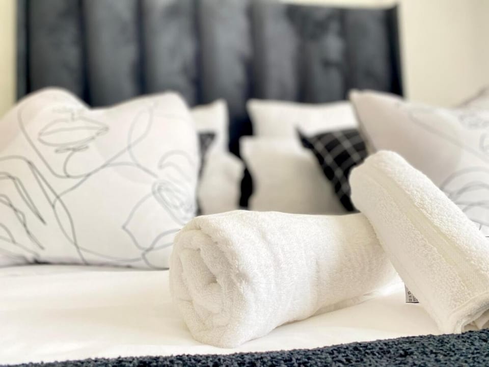 Bed, Bedroom, towels