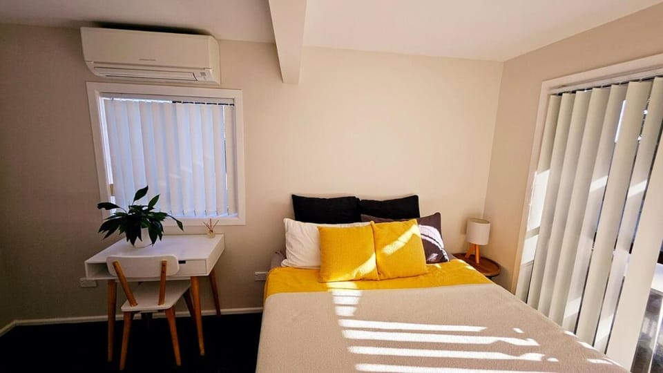 Bed, Bedroom, internet, air conditioner