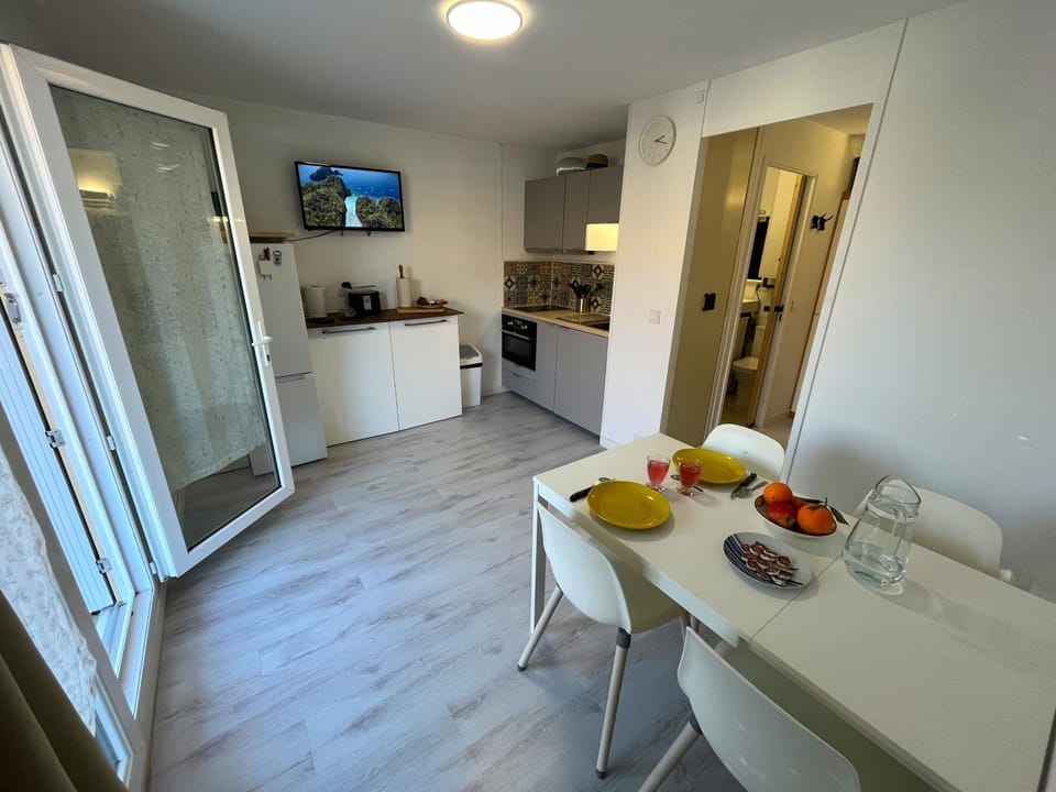 TV and multimedia, Kitchen or kitchenette, Dining area, oven, stove