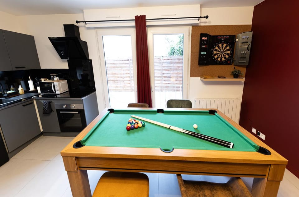 Billiard, Darts, kitchen