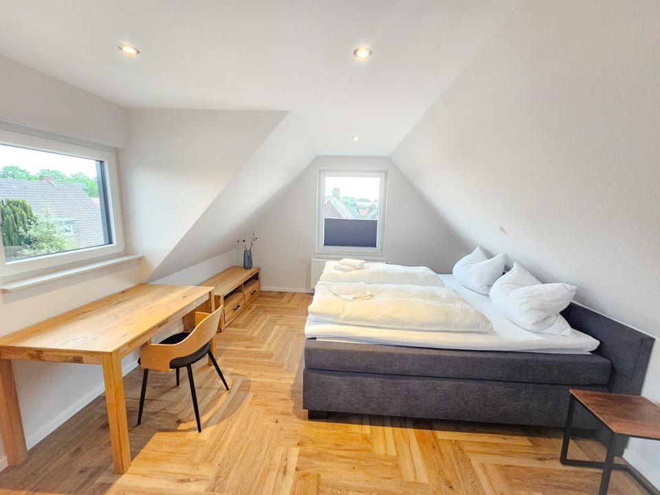 Bed, Seating area, Bedroom, towels