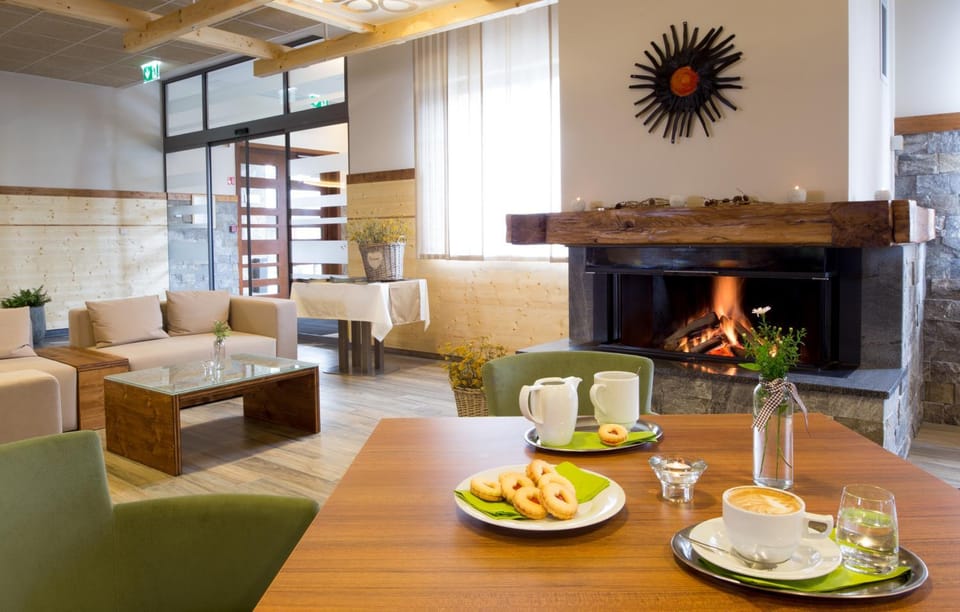 Lounge or bar, Food and drinks