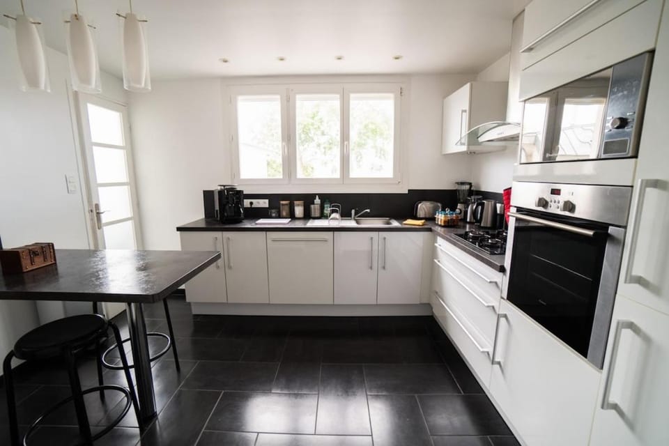 bright modern, near center and 10 min from beaches Apartment in Brest