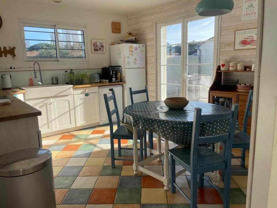 Kitchen or kitchenette, dishwasher, oven, stove