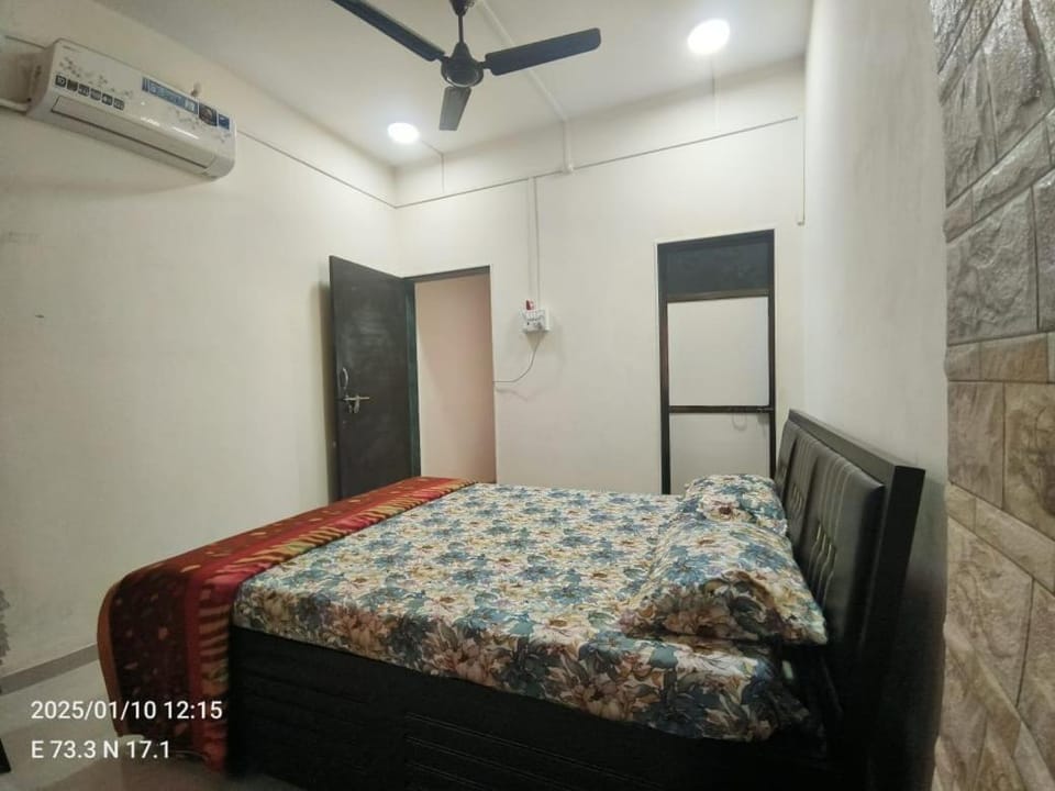 Bed, Photo of the whole room, Bedroom, air conditioner