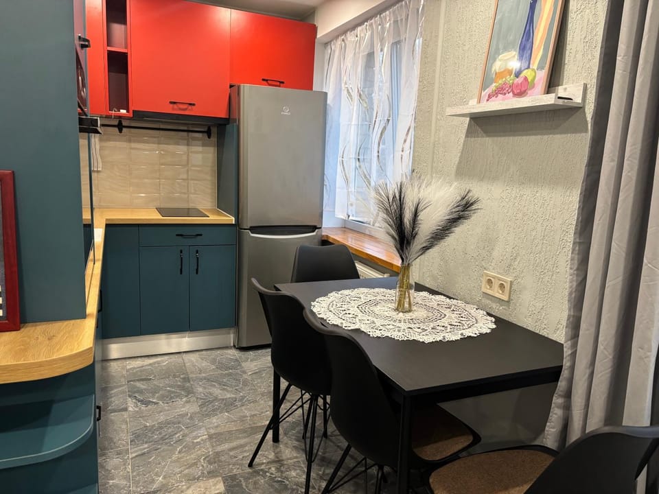 Kitchen or kitchenette, Dining area, oven, stove
