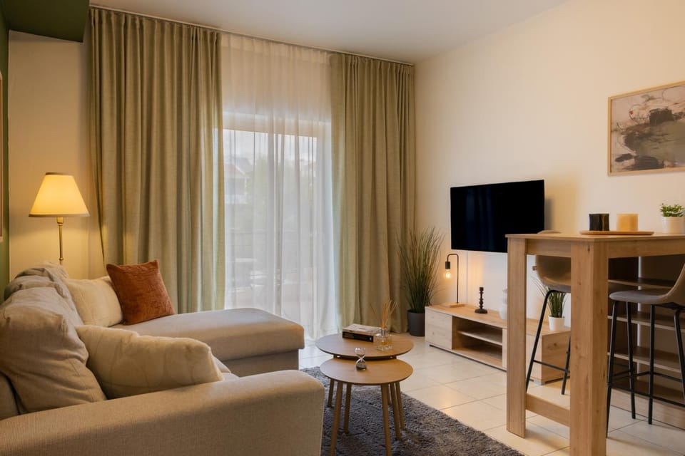 TV and multimedia, Living room, Seating area, Evening entertainment