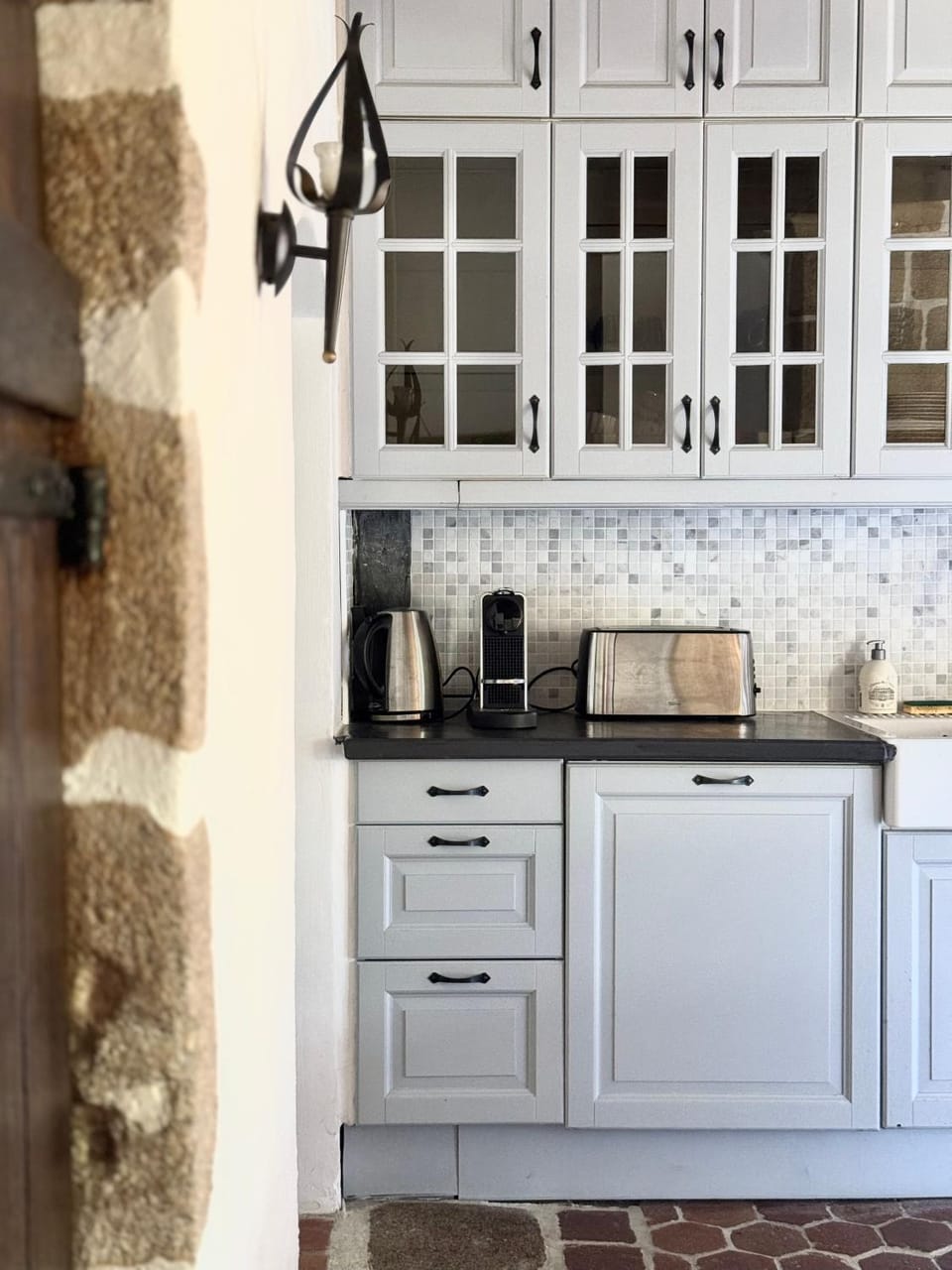 Coffee/tea facilities, dishwasher, microwave, oven, stove, toaster, kitchen