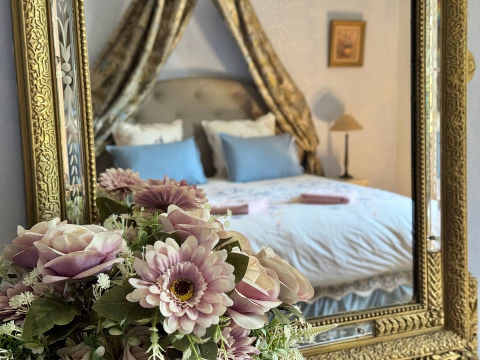 Bed, Decorative detail, Bedroom