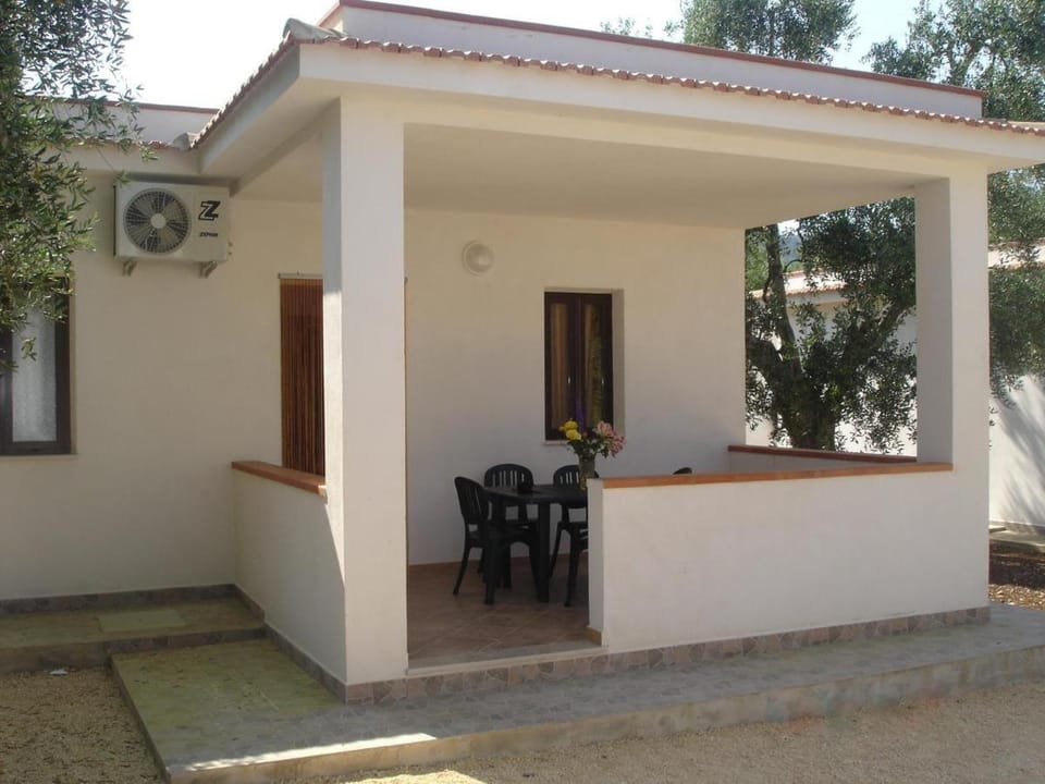 Property building, Patio, Day, Dining area