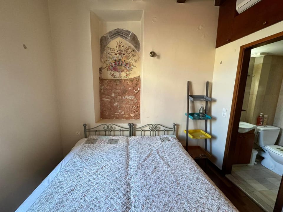 Toilet, Bed, Bathroom, Bedroom
