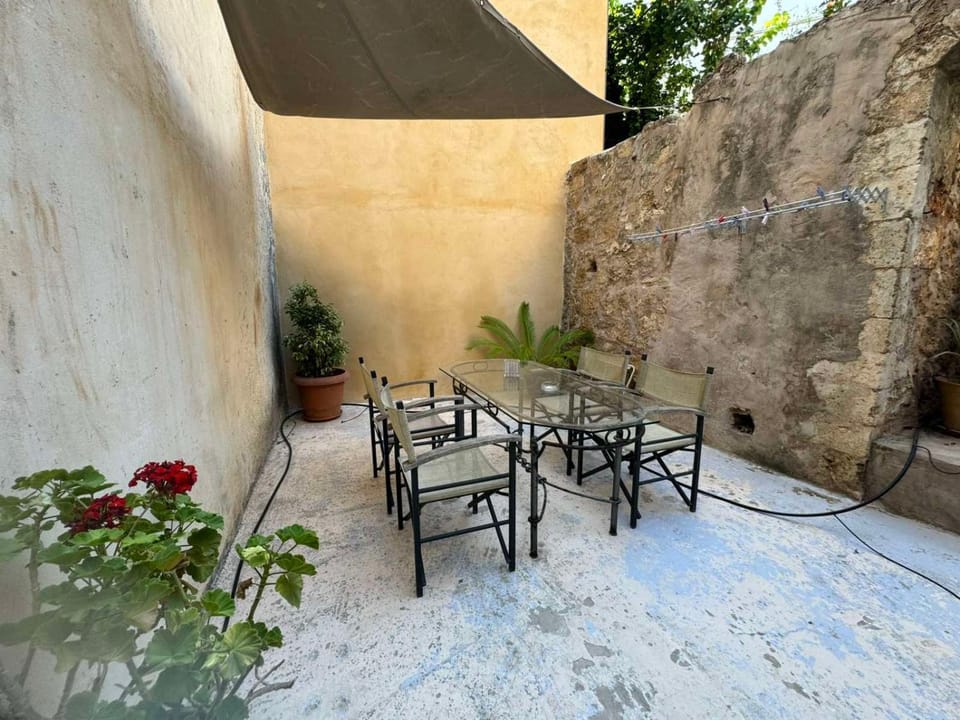 Patio, Day, Dining area