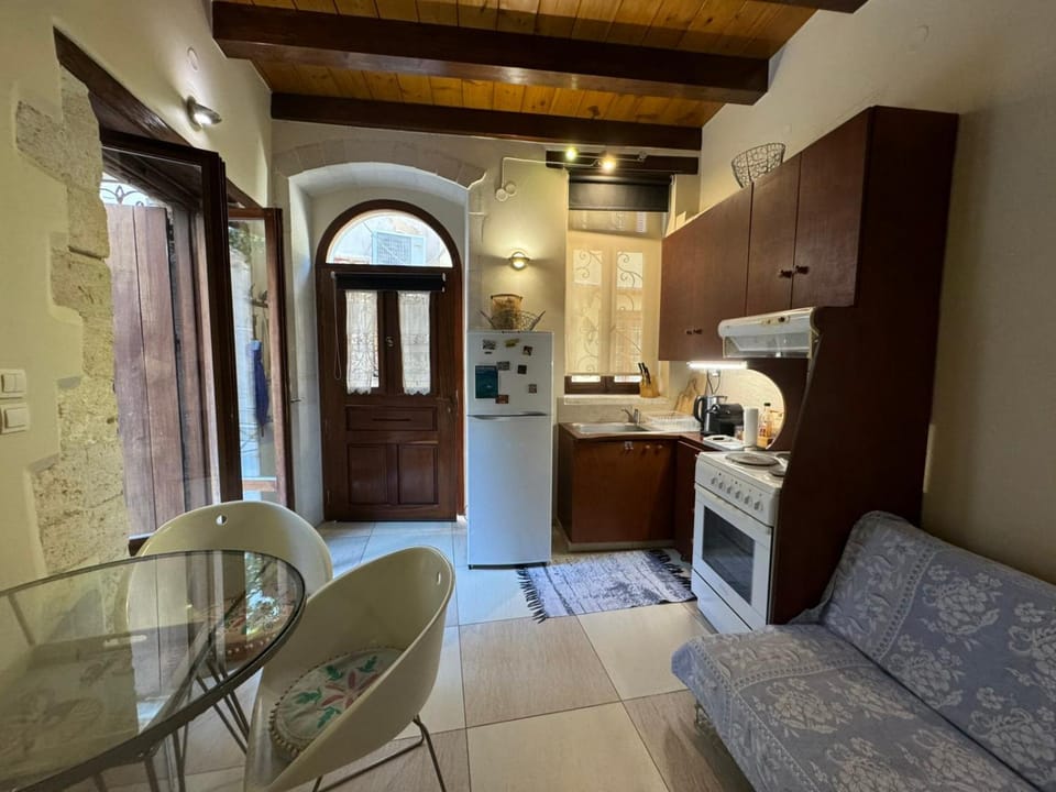 Living room, Dining area, oven, stove