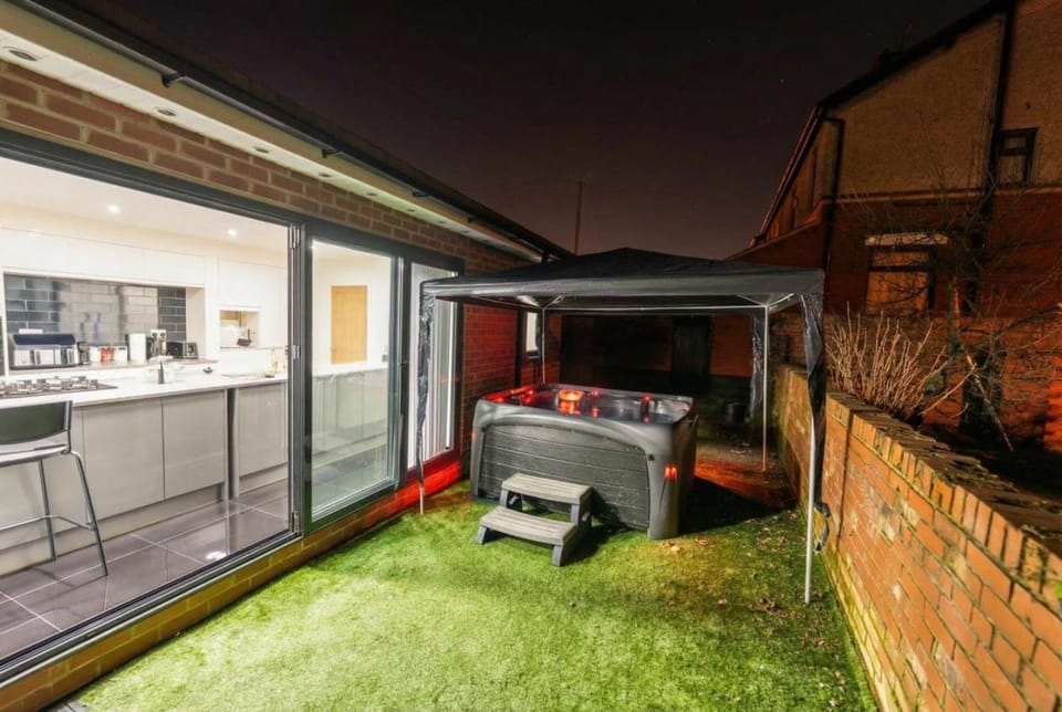 Group-Friendly Home near Manchester with Hot Tub and Private Cinema Room House in Rochdale