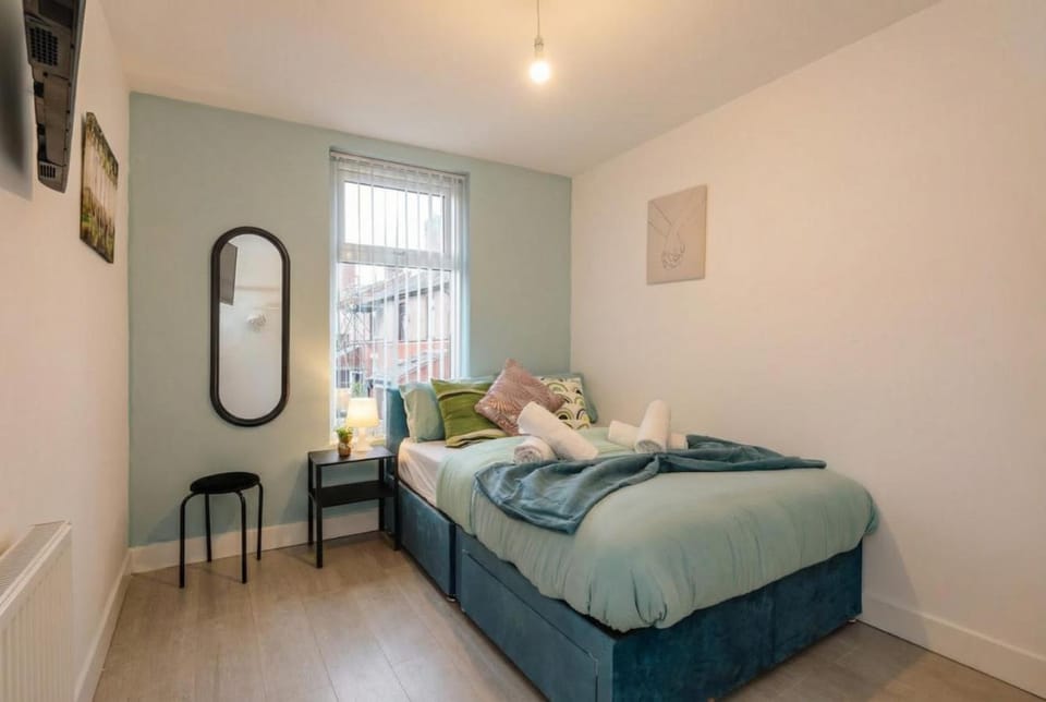 Group-Friendly Home near Manchester with Hot Tub and Private Cinema Room House in Rochdale