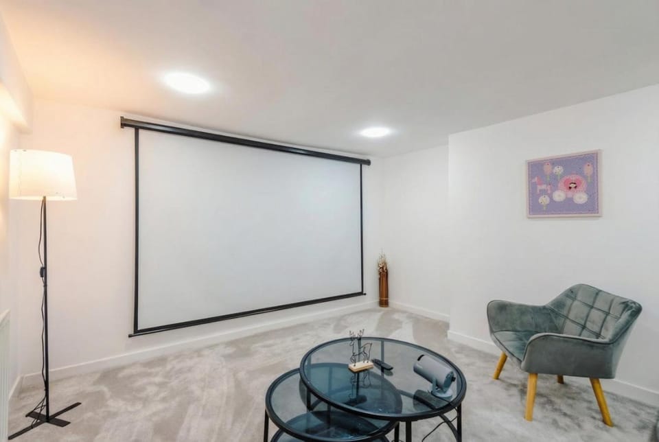 Group-Friendly Home near Manchester with Hot Tub and Private Cinema Room House in Rochdale