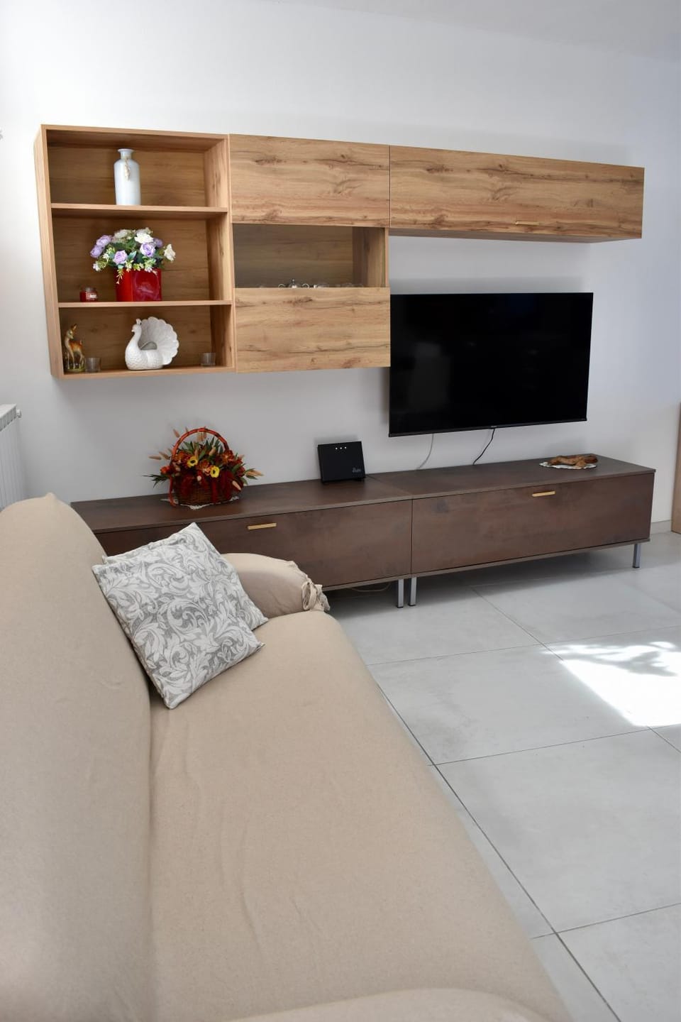 Bed, TV and multimedia, Living room, Seating area