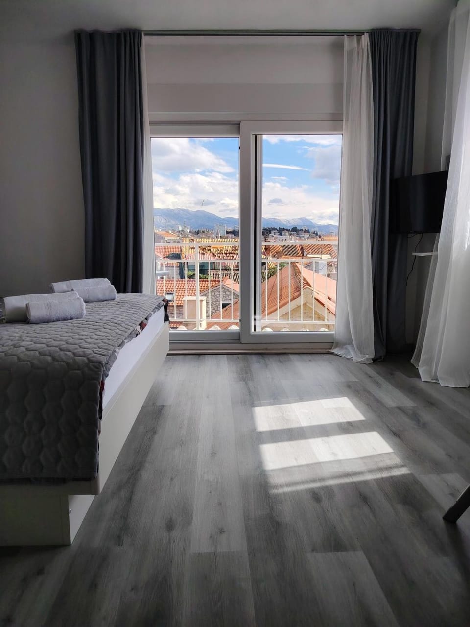 TV and multimedia, Living room, City view