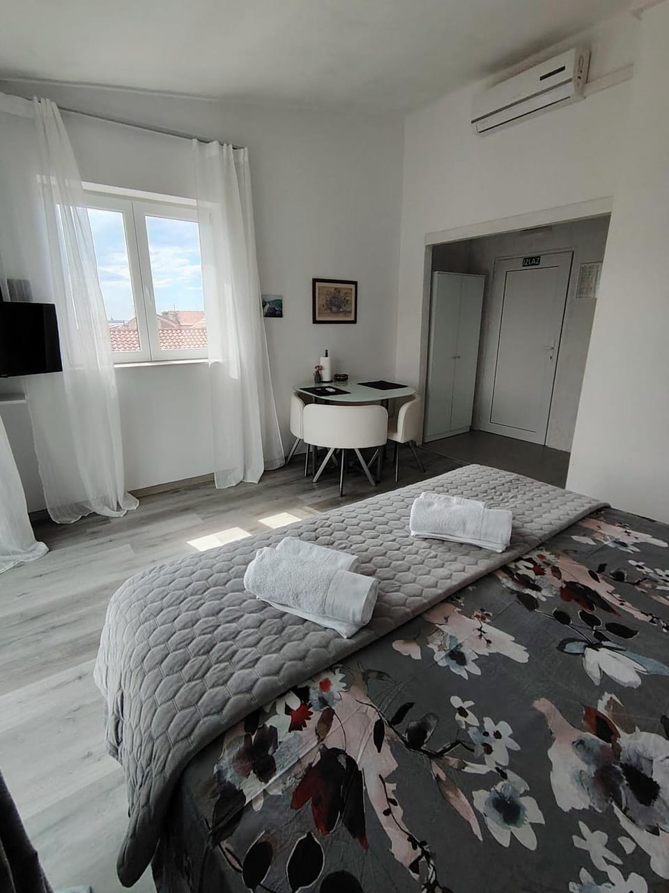 Dining area, Bedroom, air conditioner