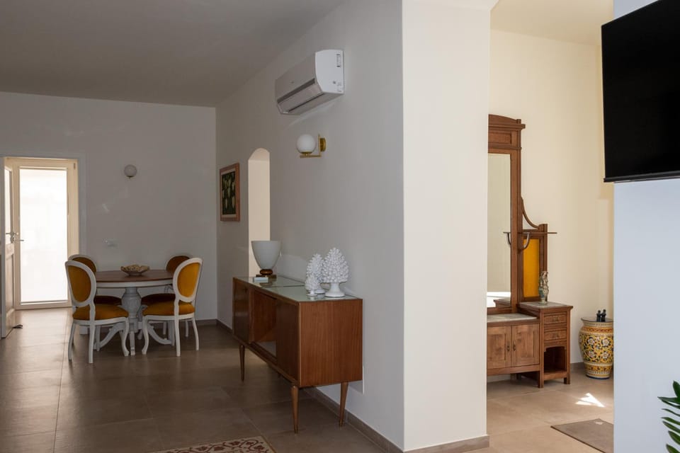 TV and multimedia, Living room, Dining area, air conditioner