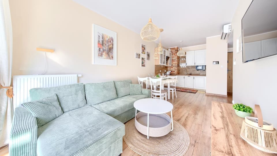 TV and multimedia, Kitchen or kitchenette, Living room, Seating area, Dining area