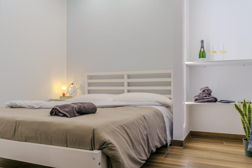 Bed, Photo of the whole room, Bedroom, towels