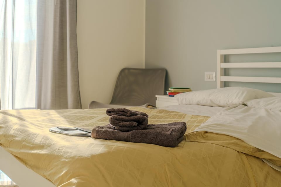 Bed, Bedroom, towels