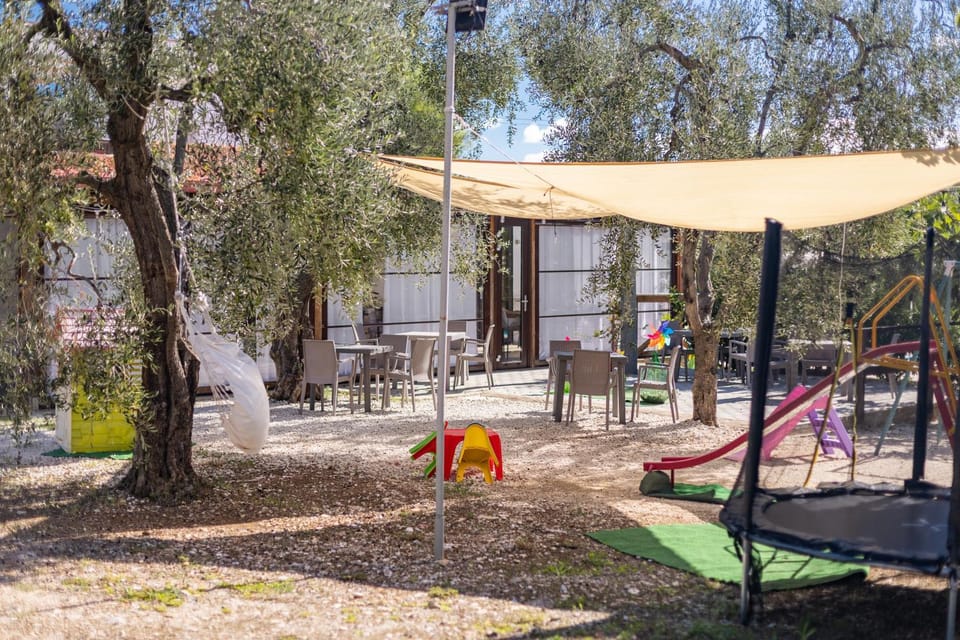 Restaurant/places to eat, Children play ground