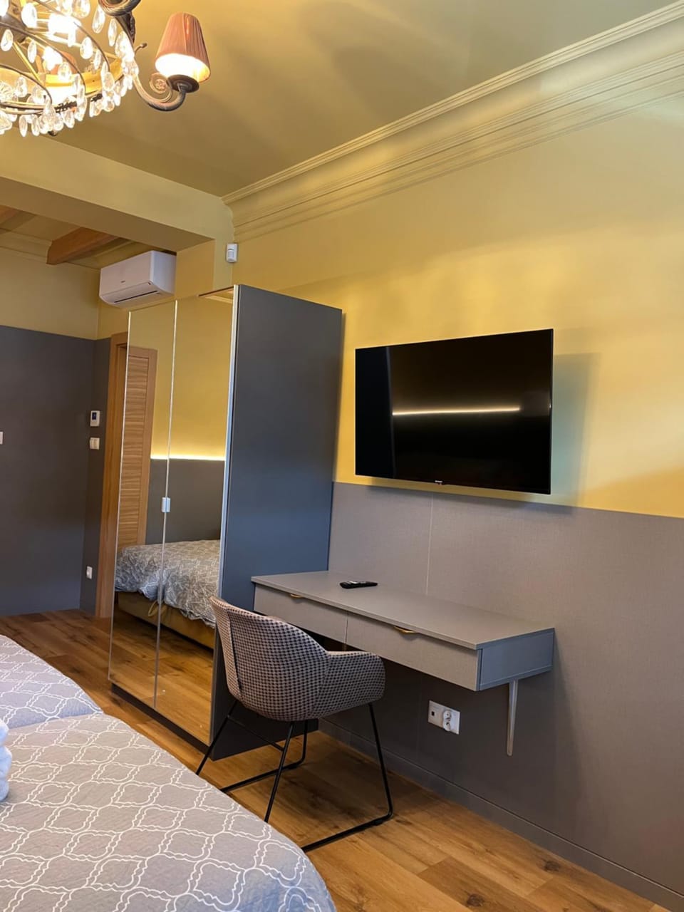 Bed, TV and multimedia, Photo of the whole room, Bedroom