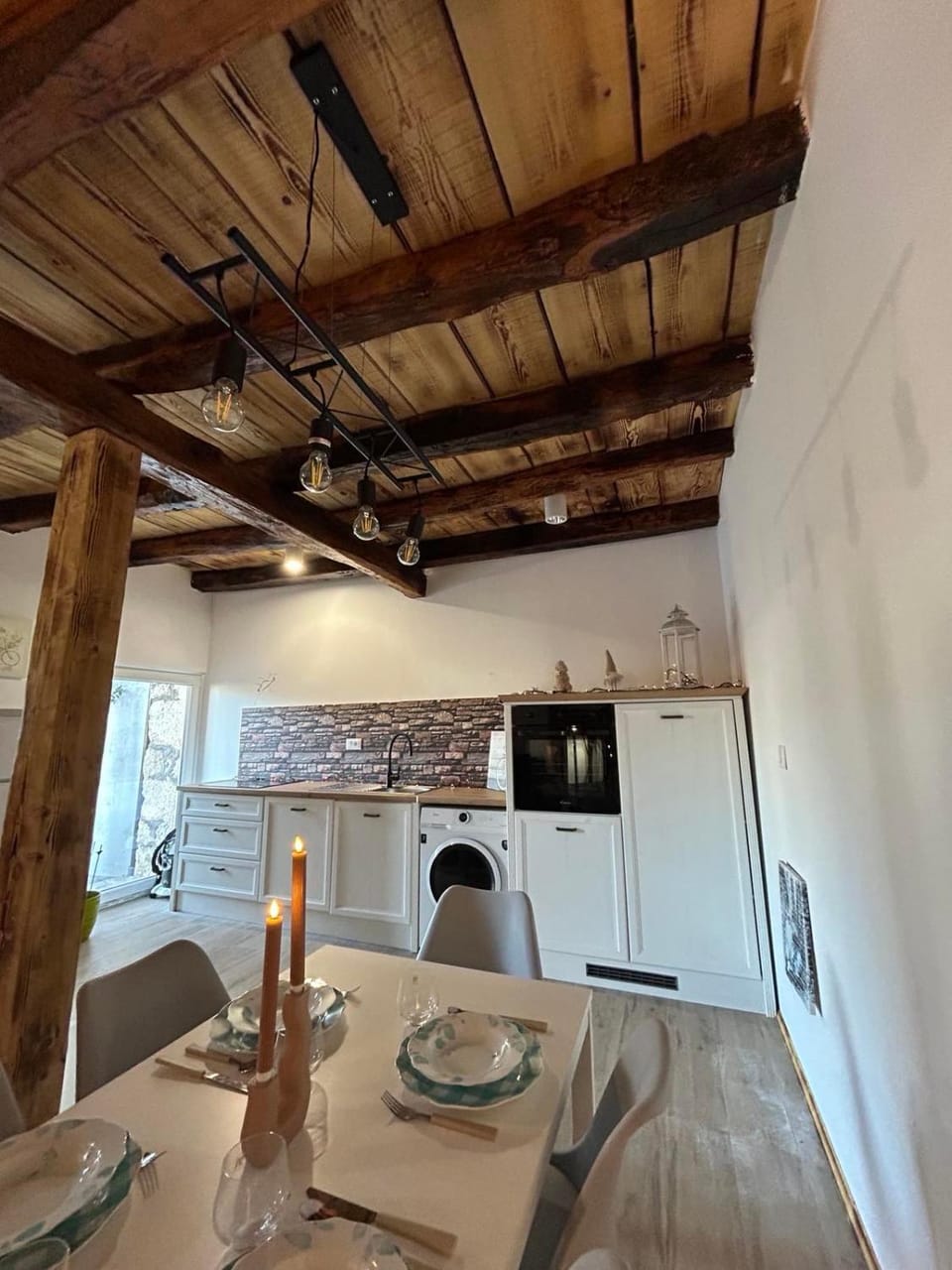 Kitchen or kitchenette, Dining area, stove