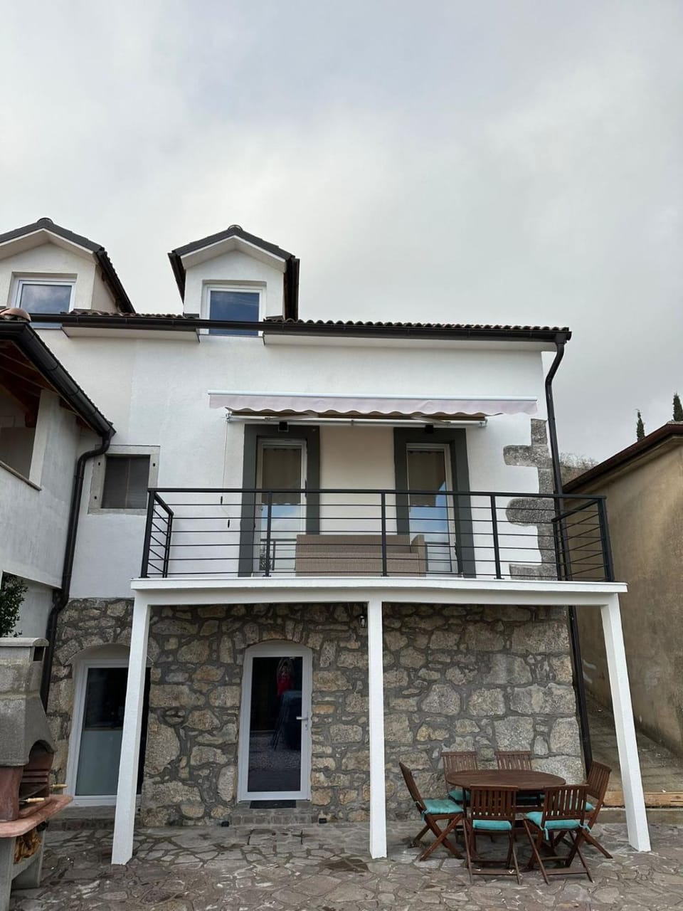 Property building, Patio, Day, Balcony/Terrace